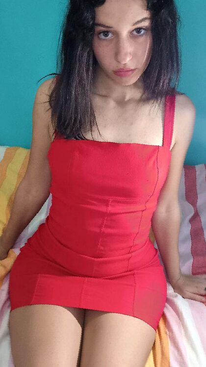 Me pregunto si me veo sexy con mi vestido rojo.