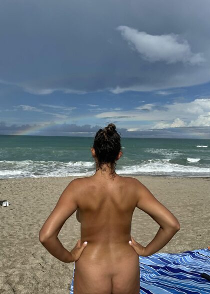 Me encanta un poco de lluvia de Florida sobre mi cuerpo desnudo y bronceado.