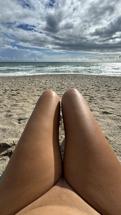 Adoro un po' di pioggia della Florida sul mio corpo nudo e abbronzato