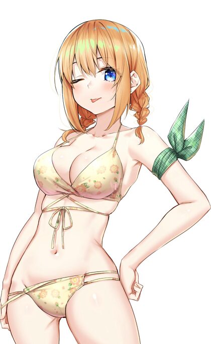 Yotsuba Nakano neckt in ihrem geblümten Bikini