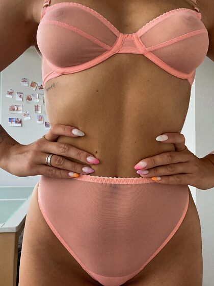 La meilleure partie de cette lingerie ? La sensation qu'elle procure lorsqu'elle glisse sur ma peau