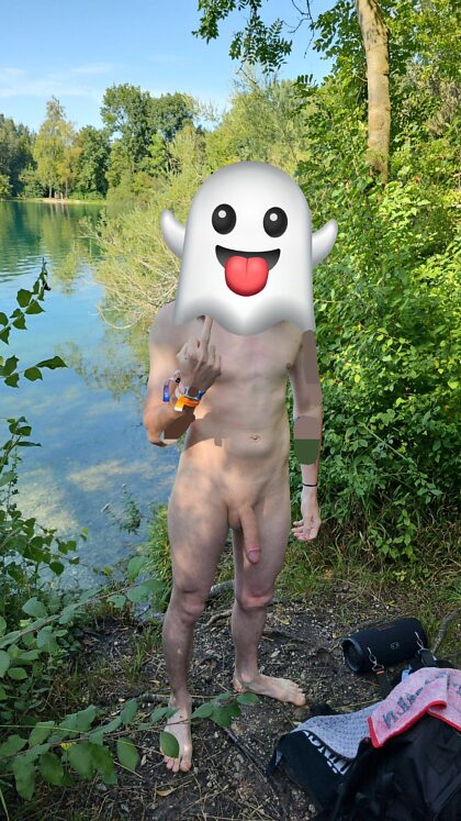 Nue sur un lac public.  J'espère que vous apprécierez