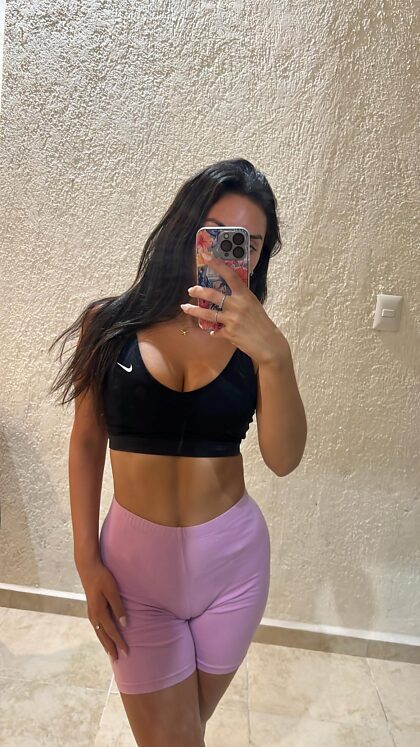 come appare la tua ragazza abbronzata in palestra nuda