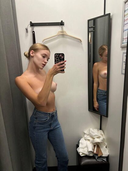 Cute nude photo in the fitting room