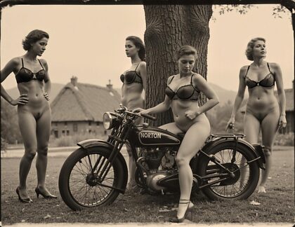 Foto's van motorfietsen gevonden op de zolder van een nieuw gekocht huis... 1930?