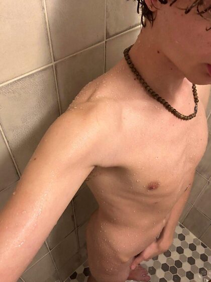 Twink unter der Dusche