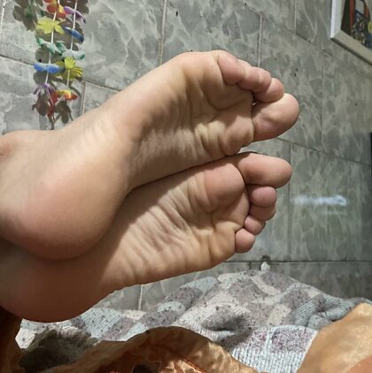 relaxing time, only a feet worship to make it better, wanna join? 