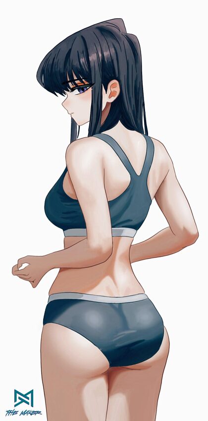 Komi-San porte son soutien-gorge de sport et sa culotte