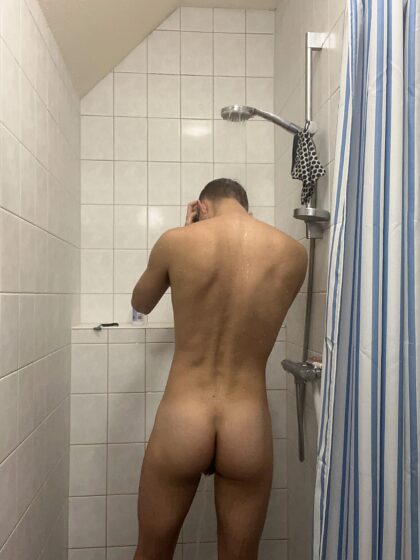 Faites glisser votre doigt pour prendre une douche avec moi