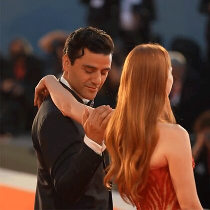 An Oscar Isaac moment that will never get old…Jessica Chastain is stronger than me 