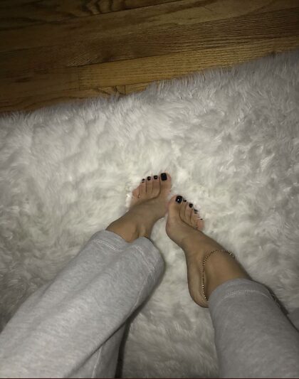 I need somebody to suck on my toes