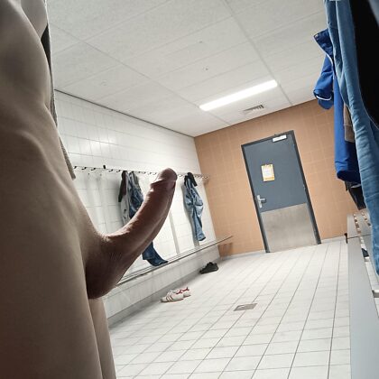 De retour dans le vestiaire, je montre ma bite