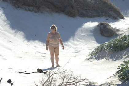 Il y a quelque chose de spécial dans les dunes de sable, le sable fin et doux sous les pieds est très sensuel, mais c'est la forme modelée par la nature qui m'attire. Je trouve qu'il y a une symétrie entre mes courbes et les dunes ?