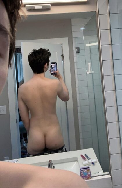 Est-ce que tu sentirais mes fesses de 18 ans si je te le demandais ?