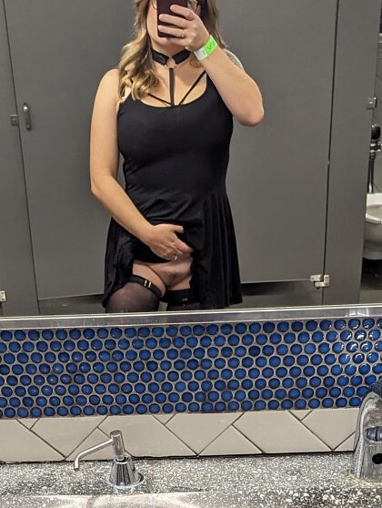 Sortie en amoureux mais mon mari a ma culotte dans sa poche...