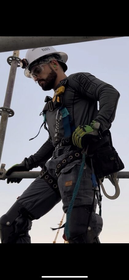 Trabajadora de la construcción durante el día, gay cachondo por la noche