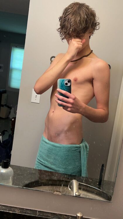 Twink sort de la douche