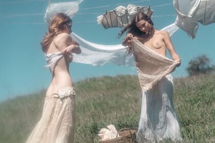 'Laundry Day' di Piers Bosler.  Modelle: Sydney Van Til, Natasha Eklove e Jess Renae