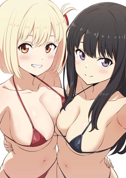 Chisato und Takina tragen Mikrobikinis