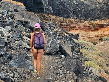 Schuhe, Mütze und Rucksack sind alles, was dieses Mädchen für ihr Wanderabenteuer braucht!