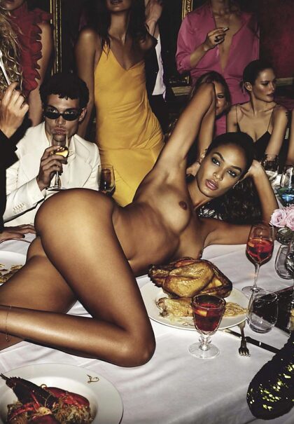 Joan Smalls par Mert Alas et Marcus Piggot