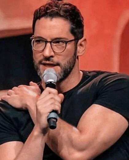 Alles Gute zum Geburtstag, Tom Ellis!  Der Mann altert wie guter Wein und ich bin hier wegen seines ergrauenden Barts, seiner Sommersprossen, Falten und seines umwerfenden Körpers!  Und wegen seiner dramatischen Schauspielkunst, seiner tieferen Stimme und