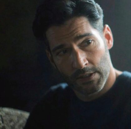 Gefeliciteerd met je verjaardag, Tom Ellis!  De man veroudert als een goede wijn en ik ben hier voor zijn grijzende baard, sproeten, rimpels en zijn geweldige lichaam!  En voor zijn post-Lucifer-tijdperk van dramatisch acteren, diepere stem en het spelen 