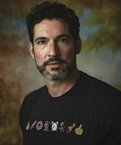 ¡Feliz cumpleaños, Tom Ellis!  ¡El hombre está envejeciendo como el buen vino y estoy aquí por su barba canosa, sus pecas, sus arrugas y su cuerpo espectacular!  Y por su era post-Lucifer de actuación dramática, su voz más profunda y su interpretación de 