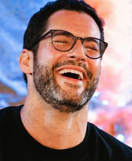 Alles Gute zum Geburtstag, Tom Ellis!  Der Mann altert wie guter Wein und ich bin hier wegen seines ergrauenden Barts, seiner Sommersprossen, Falten und seines umwerfenden Körpers!  Und wegen seiner dramatischen Schauspielkunst, seiner tieferen Stimme und