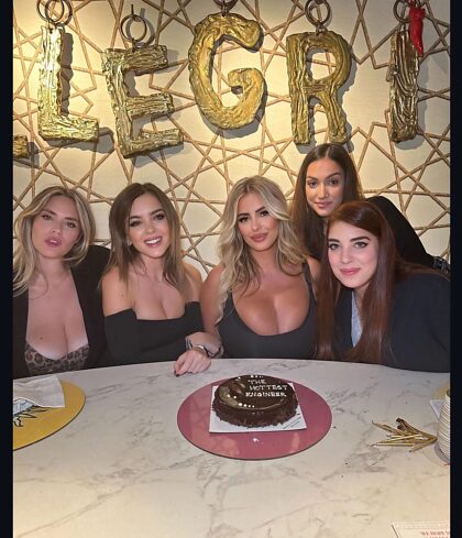 Une fille qui fête son anniversaire s'exhibe