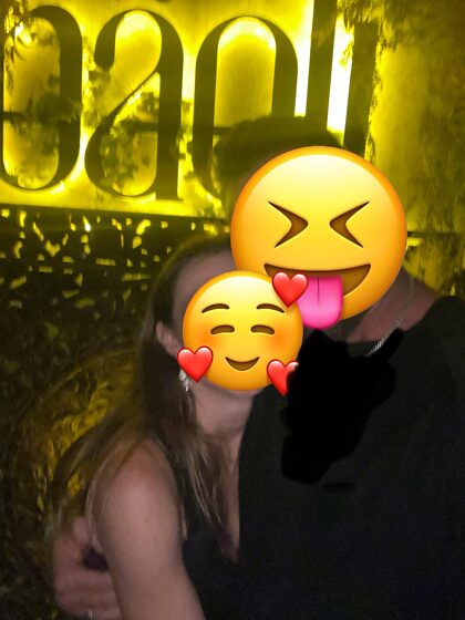 Casal atlético de 36/42 anos em Las Vegas precisando de um touro para este fim de semana.  Quanto mais grosso, melhor, e sem circuncisão é uma vantagem.  Hospedando perto da Strip para os interessados.