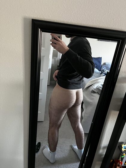 Comment puis-je me regarder de derrière dans un miroir ?