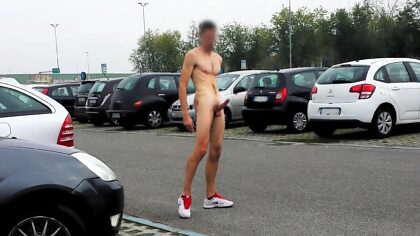 Bite complètement nue et dure autour d'un parking bondé