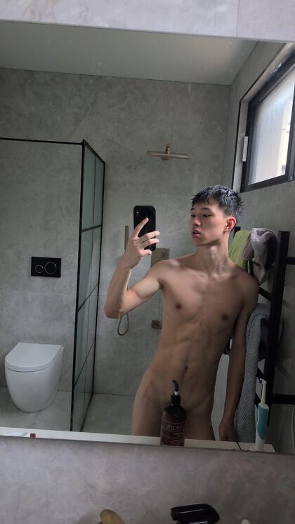 Ven a hacer tuyo este pequeño cuerpo de twink