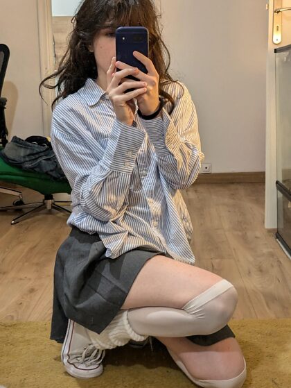 Aimes-tu le petit 5. 2 femboy en uniforme ?