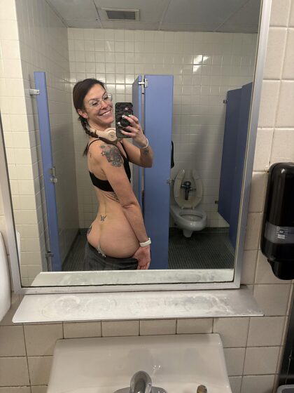 Showing off my milf booty at the gym