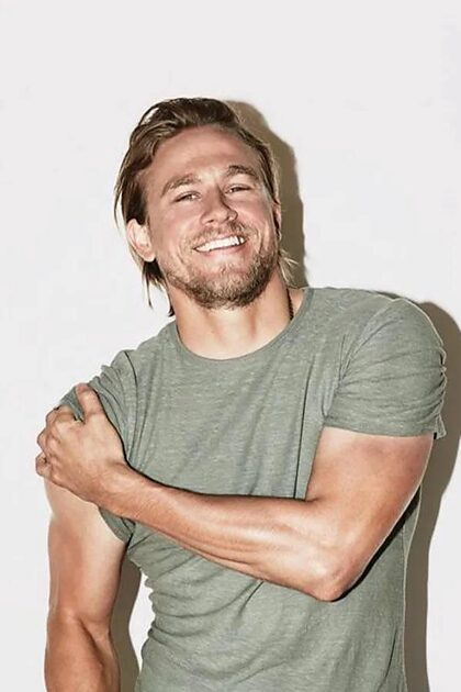 Charlie Hunnam..  son apparence et sa voix