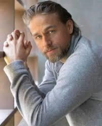 Charlie Hunnam..  zijn uiterlijk en zijn stem