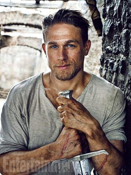 Charlie Hunnam..  il suo aspetto e la sua voce