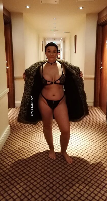 Flashing in the hotel corridor come take me to your room 39F 
