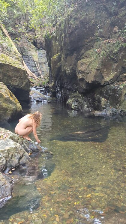 J'explore des piscines rocheuses cachées, dois-je sauter dedans ?