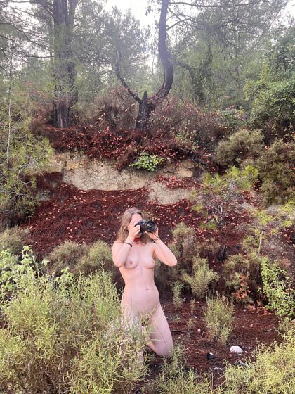 Voglio diventare una fotografa!  L'unica regola del corso è che devo essere nuda mentre studio e tutti i miei nudi appartengono all'insegnante.  Pensi che sia un buon affare?