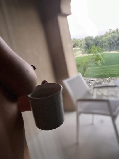 Passi davanti alla mia stanza d'albergo con il tuo golf cart.  Ti invito a prendere un caffè.  Stai ancora giocando a golf o vieni?  44F