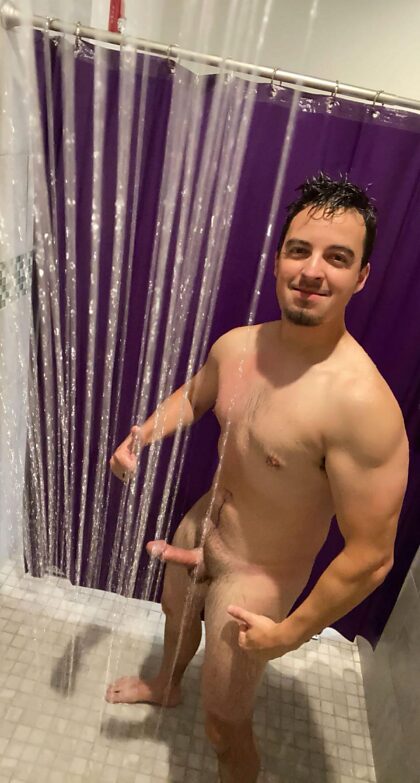 Komm mit unter die Dusche im Fitnessstudio, Bruder!