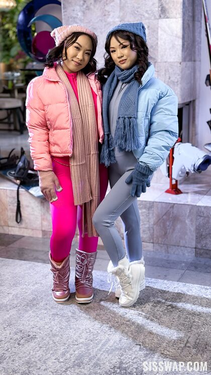 Lulu Chu et Kimmy Kimm se déshabillent de leurs vêtements de neige et dévoilent leurs corps