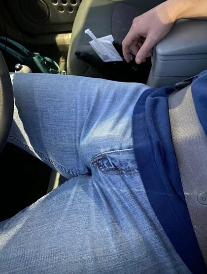 Estoy tan jodidamente duro con estos jeans ahora mismo. No creo que pueda salir de mi camioneta.