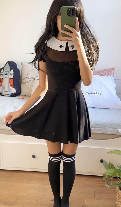 Schieb deinen Schwanz an diesem Weihnachtsabend in meinem nuttigen Wednesday Adams-Outfit in mich hinein und fick mich, ich verdiene es