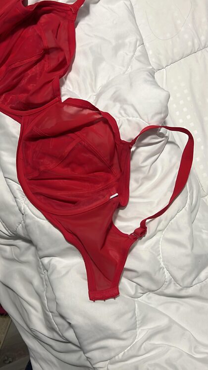 Et le soutien-gorge rouge atteint sa limite