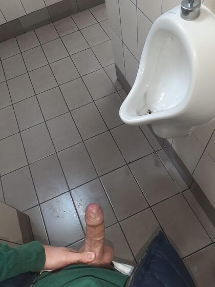 Das erste Mal, dass ich mich in einem öffentlichen Pissoir entblößte.  Ich war nervös, aber so geil.  Einige Männer sahen mich