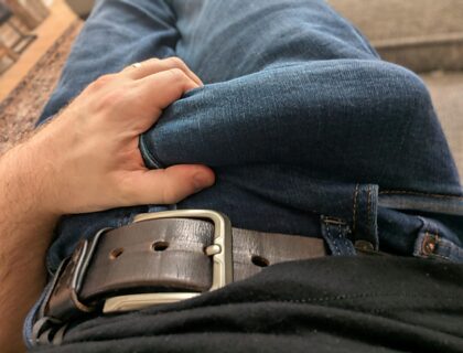 Si je bande sur mon jean skinny, le rendez-vous semble toujours se terminer avec moi en train de me faire sucer mon énorme bite.